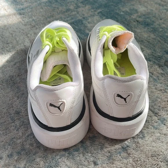 PUMA For women size 6
Lime green laces
Black & white
Platform - Picture 3 of 6